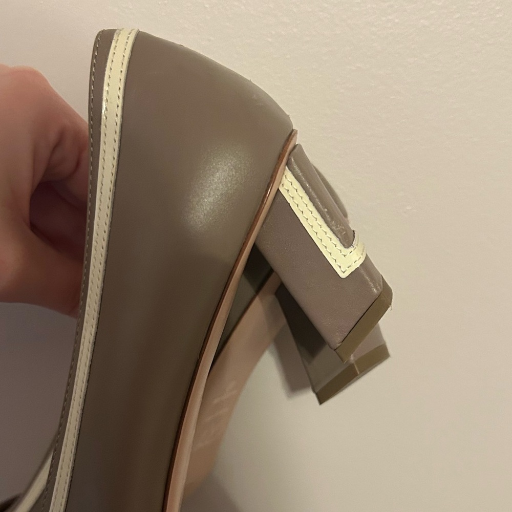 Roger Vivier Beige Square-Toe Flats - Picture 5 of 7